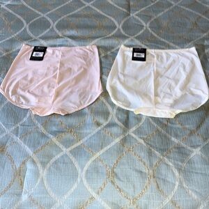 Bali-NWT-Women's Intimates-in Cream and Tan-Size M/6-Briefs/Panties-Set of Two